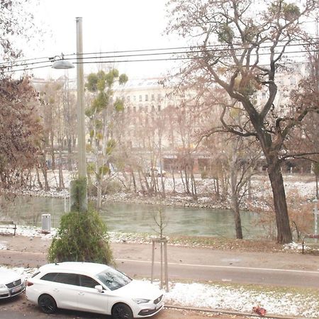 Orestaliving - On The Danube Canal Friedensbruecke Відень Екстер'єр фото